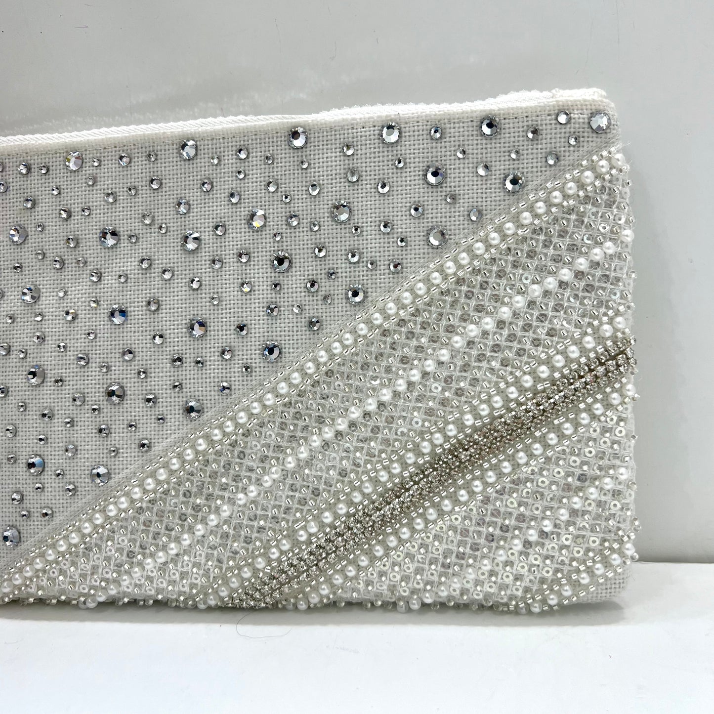 White crystals clutch