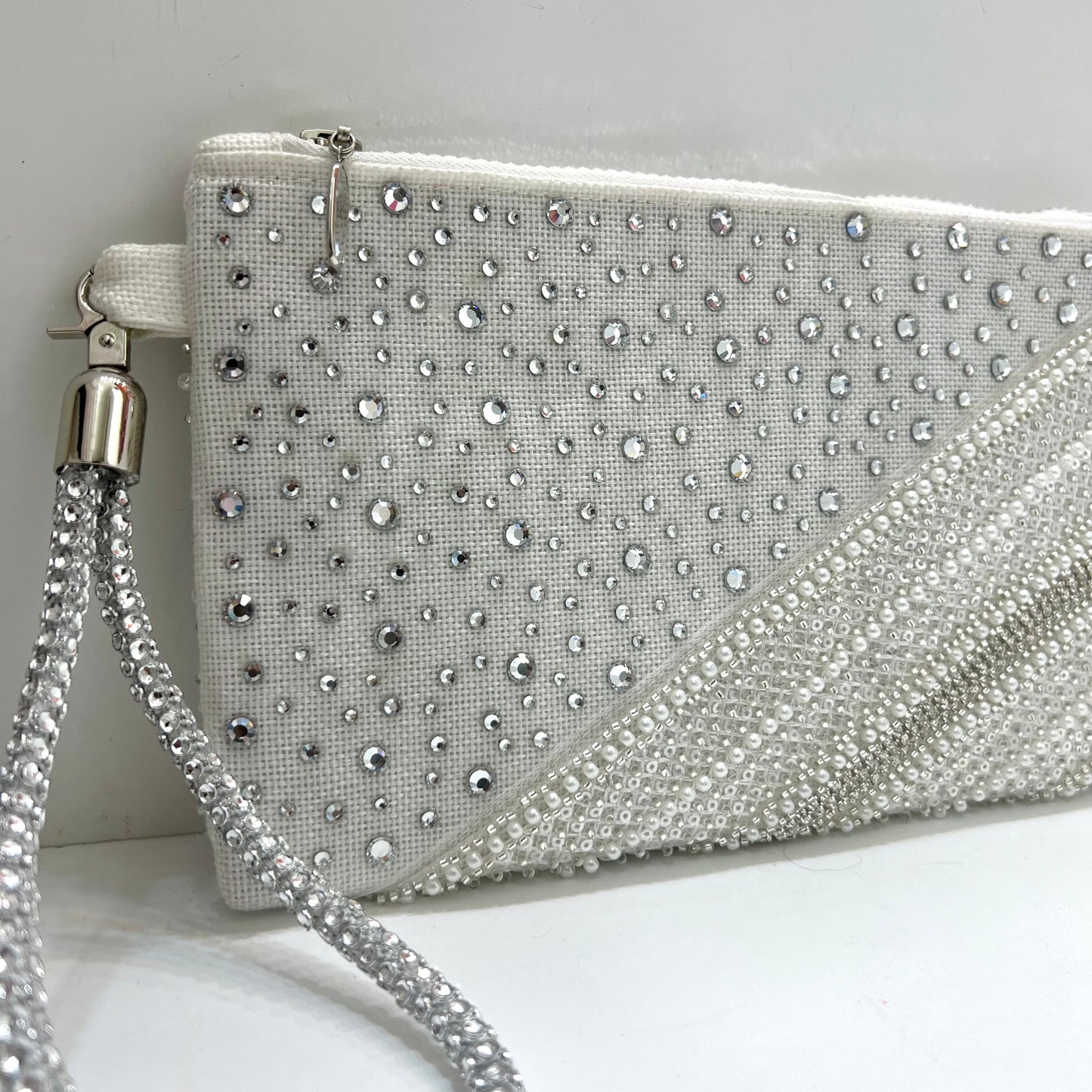 White crystals clutch