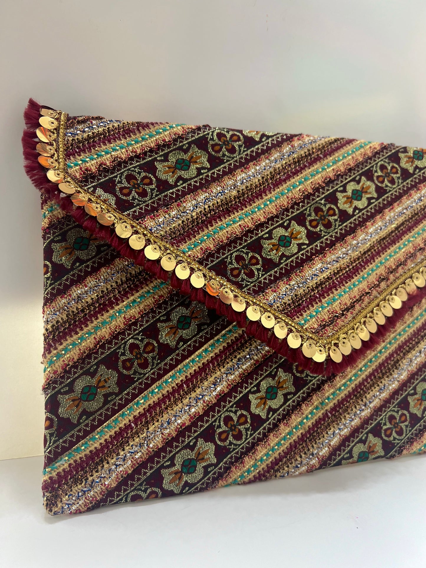 Burgundy shades clutch