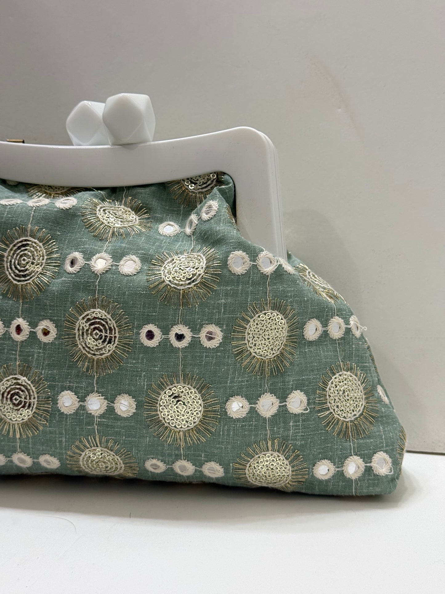Mint pouch